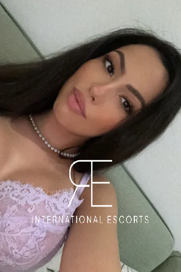 A selfie of London escort Beau with straight hair 