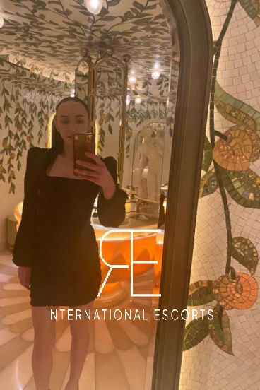 A selfie of London escort Nicole wearing a tight black dress 