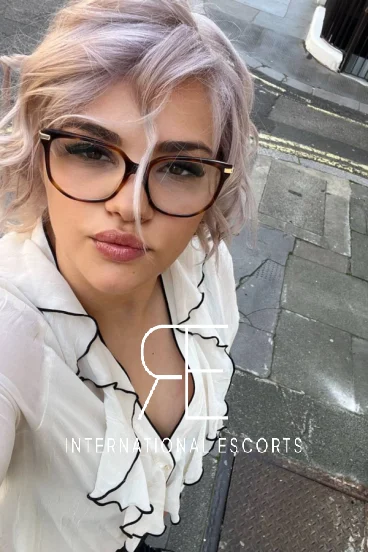 A selfie gallery profile picture of Phoenix at this escort agency website 