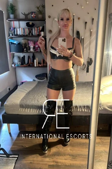 A selfie of a very sexy blonde mature London escort lady 
