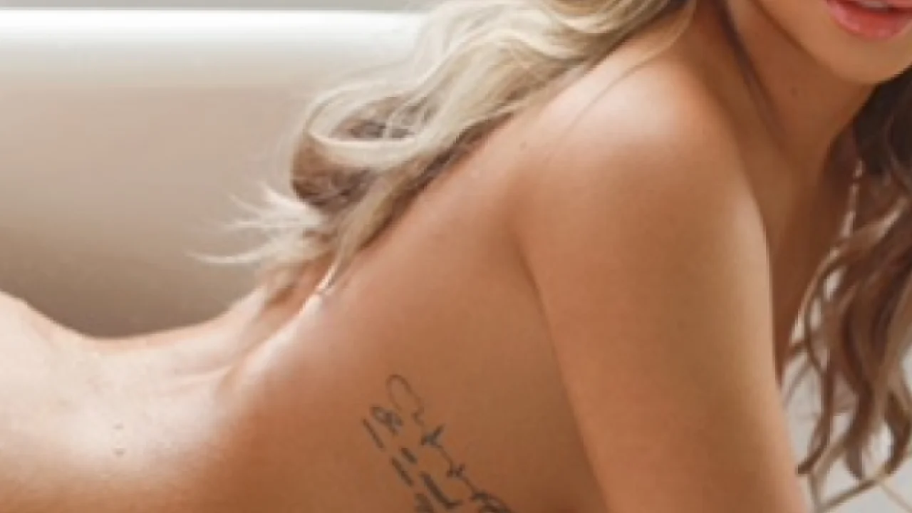 Curvy blonde escort lady in the bath 