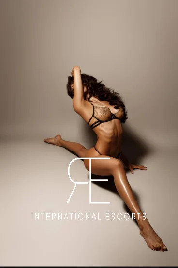 A sexy trim lady doing the splits 