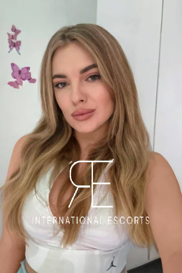 A sexy selfie of a blonde London escort named Lotus