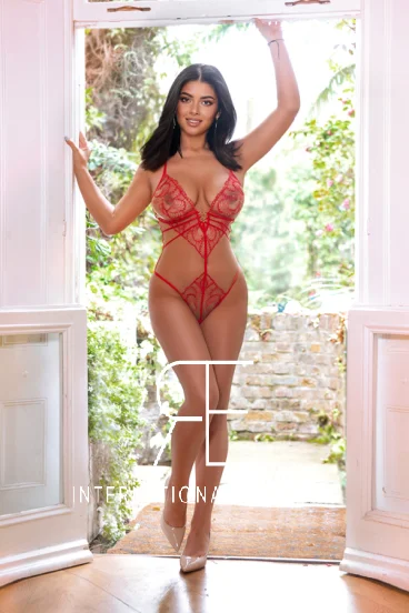 Sexy brunette escort Eletta 