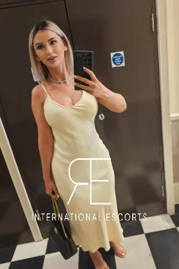 Blonde Earls Court escort Kelly is taking a full length selfie 