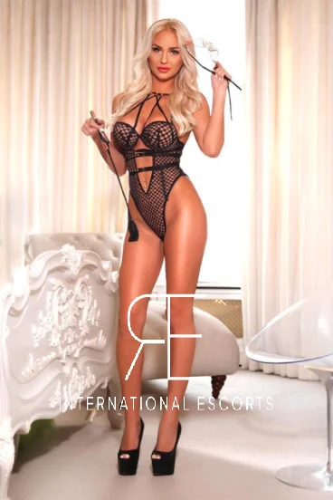 Blonde mature escort Lavina 