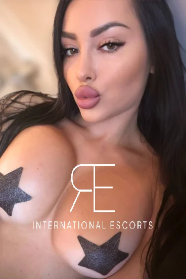 Vanessa-Lux pouting her very big blowjob lips 